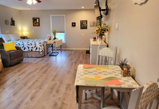 Foto del edificio - 6820 1/2 North Montana Avenue-SI ID1492821P