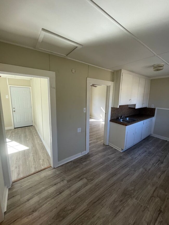 Building Photo - Remodeled Back House