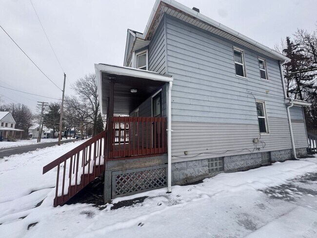 Building Photo - Charming 3-Bedroom Property in Prime Location (Section 8 Vouchers Accepted)