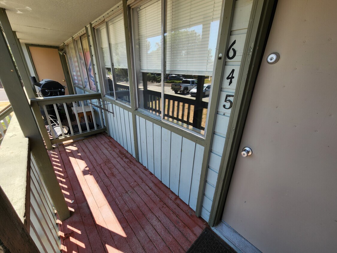 Front Porch - 645 SE 6th Ave