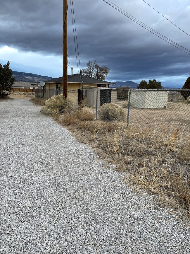 private gravel path (500 feett - 1465 King Ln