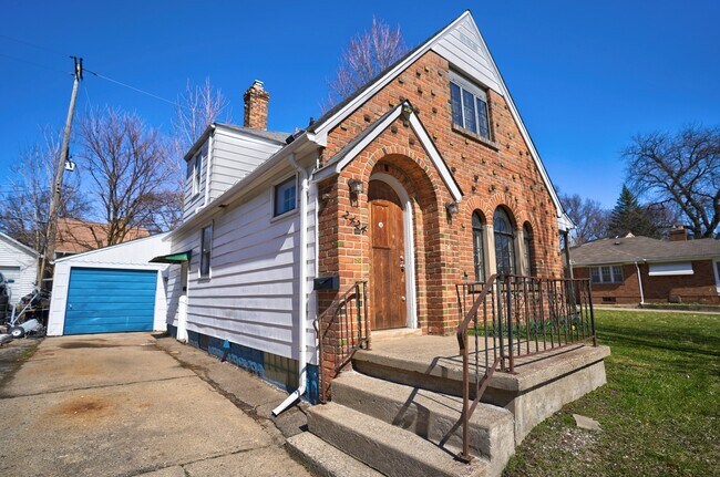 Building Photo - 2424 Thomas St