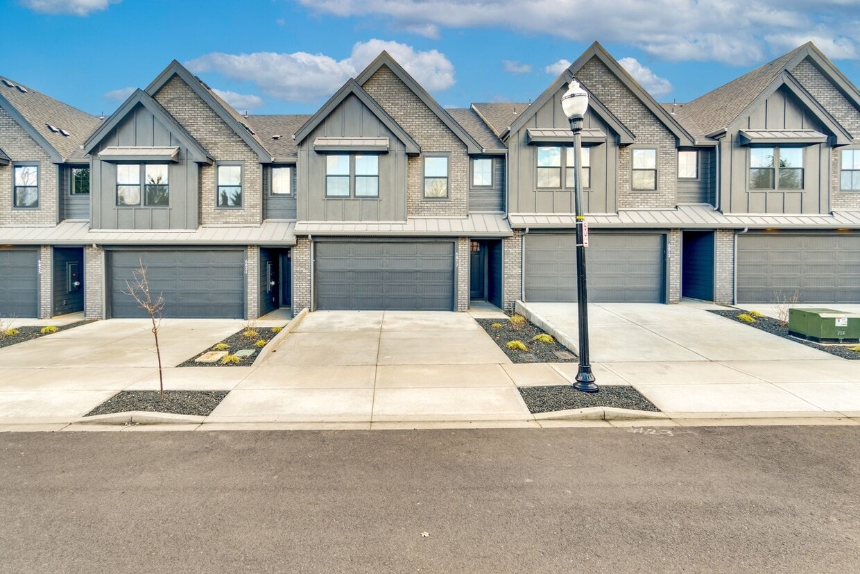 Luxury Townhome for Lease at the Courtyards at Hidden Crest - 6817 NE 131st Way - Luxury Townhome for Lease at the Courtyards at Hidden Crest - 6817 NE 131st Way