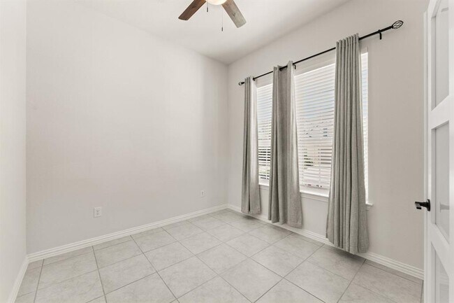 Foto del edificio - 12710 Bloomington Dr