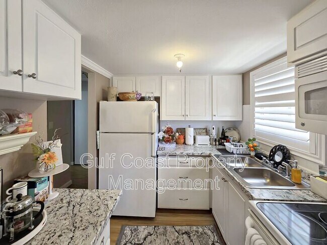 Building Photo - 2207 Sunset Dr