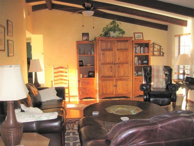 Building Photo - 1070 Canary Dr