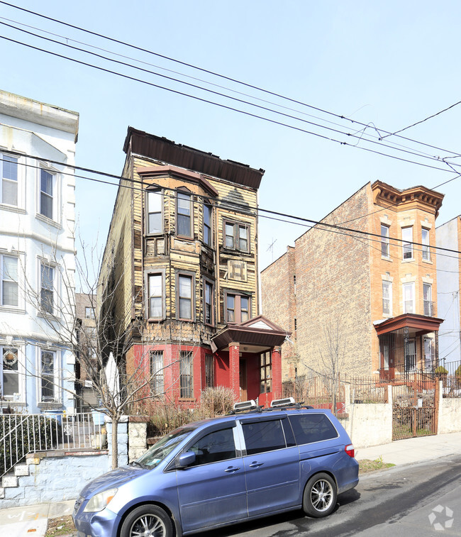 Foto del edificio - 2051 Ryer Ave