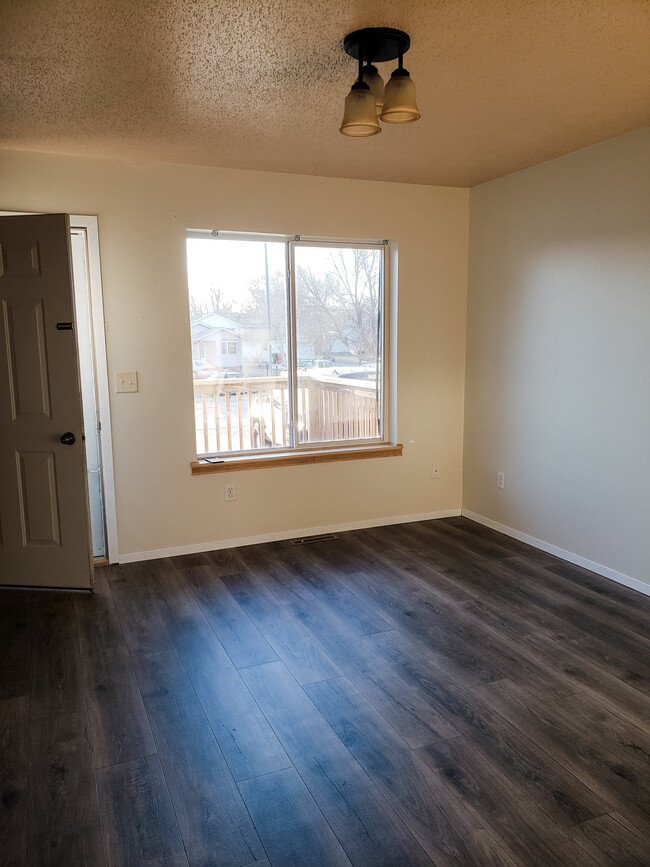 Living - 2912 Lakeview Dr