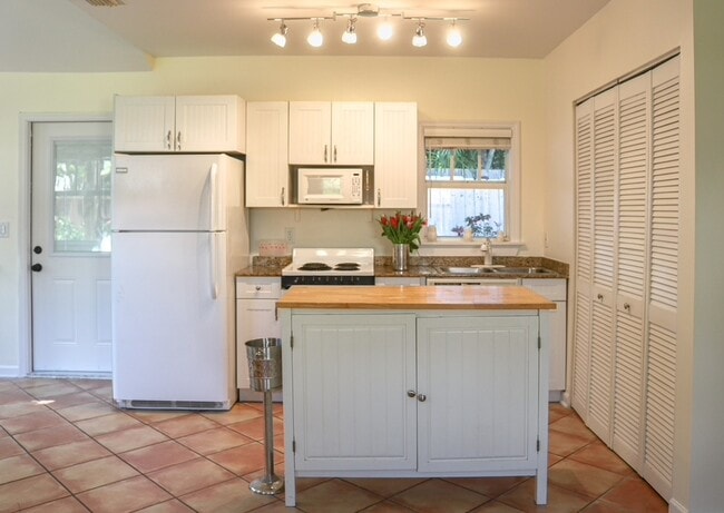 Kitchen - 808 Flamingo Dr