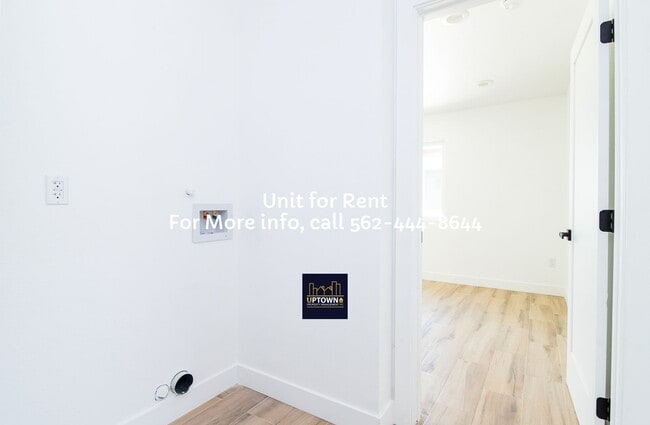 Building Photo - House -  2 Bedrooms + 1 Office / 1 Bathroom - Paramount