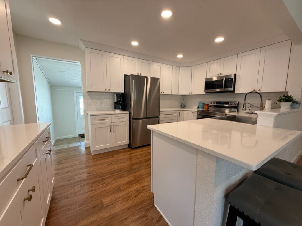 La cocina está integrada al salón-comedor. ¡Todas las superficies y electrodomésticos son nuevos! - 129 36th Ave NE