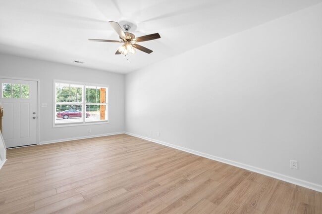 Foto del edificio - 2 Bedroom Condo For Rent Near Riverside Dr...