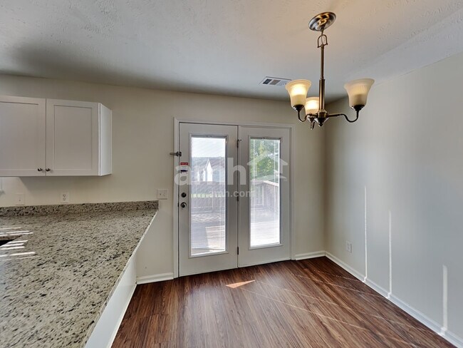 Foto del edificio - 2114 Debbie Ln