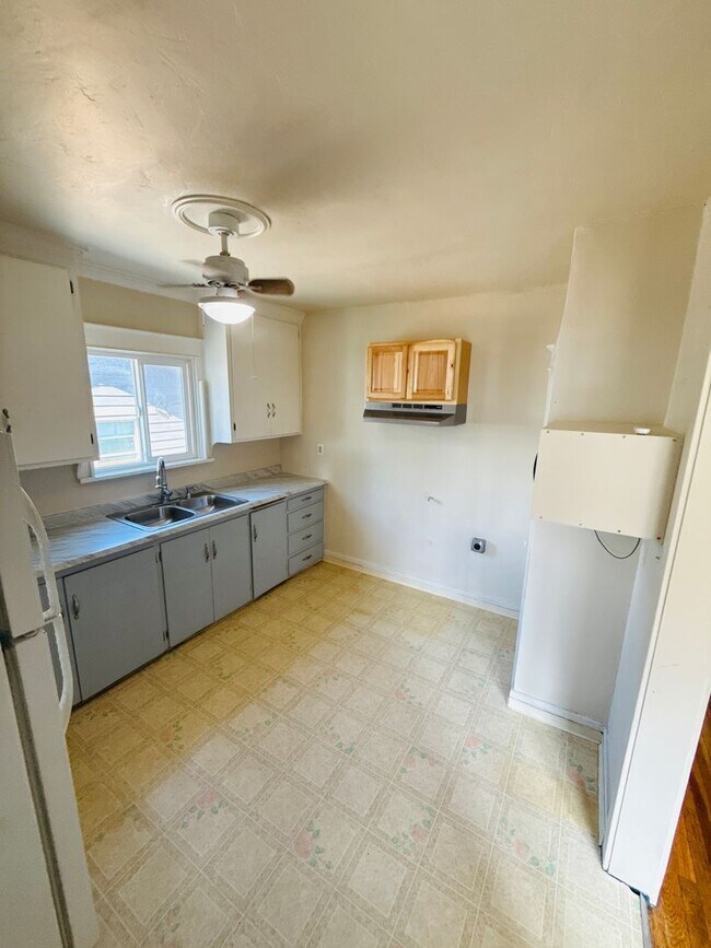 Building Photo - Charming bungalow with off street parking ...
