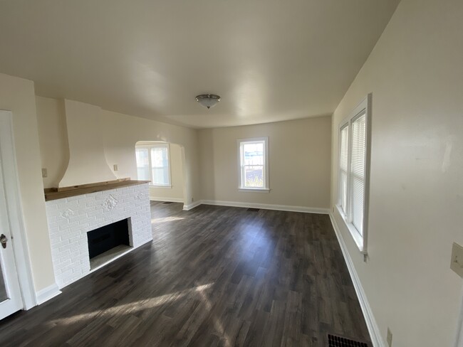 Living room - 1802 Roth St