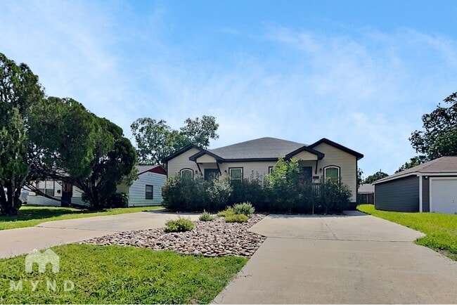 Building Photo - 10401 Cathedral Dr
