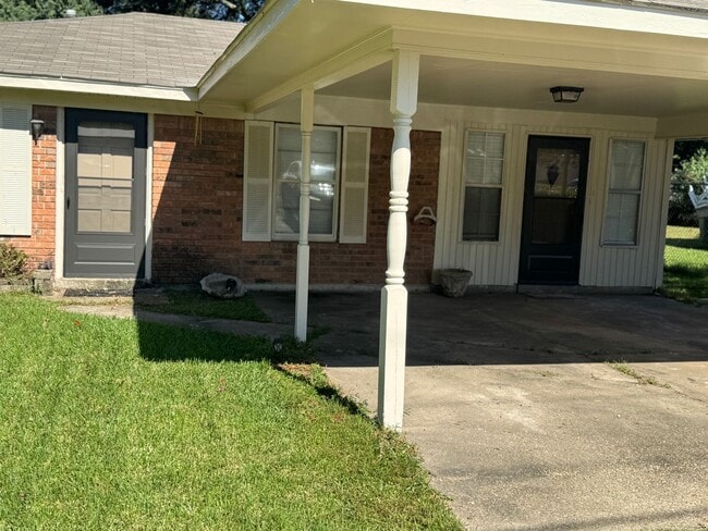 Building Photo - Completely Remodeled 3 Bed, 2 Bath Home in...