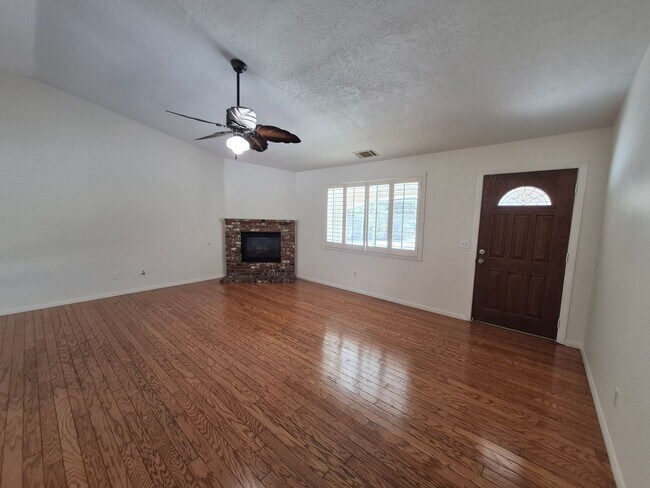 Foto del edificio - 3 bed/2 bath in Country Club Estates available now!