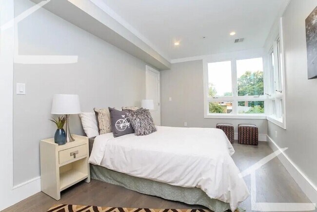 Building Photo - Charming 4 Bedroom-No Broker Fee