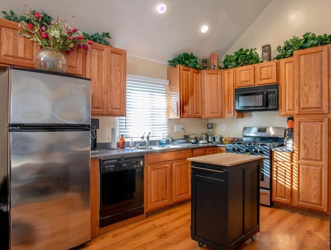 Foto del edificio - 16145 Rayen St