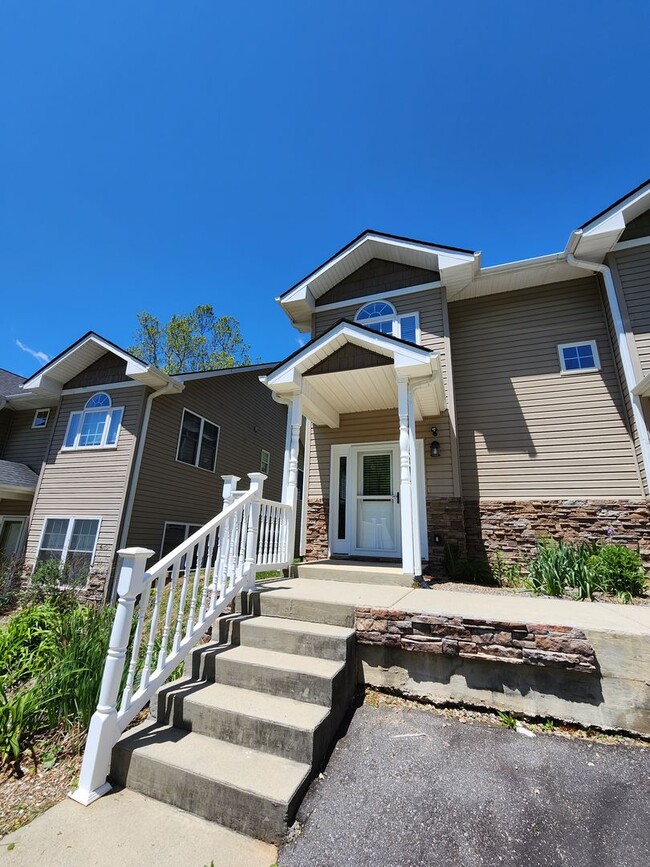 Building Photo - Swannanoa Townhouse