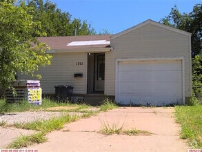 Building Photo - 1701 E Oak Ave