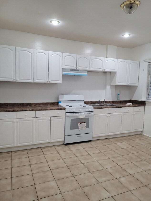 Kitchen - 130 W 2nd Ave