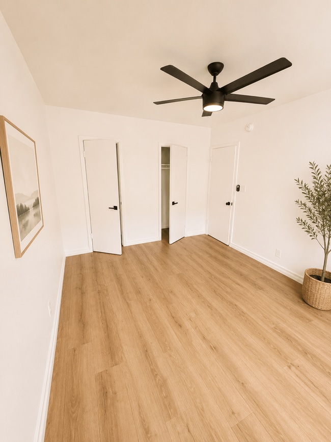 Building Photo - 820 S Gramercy Place