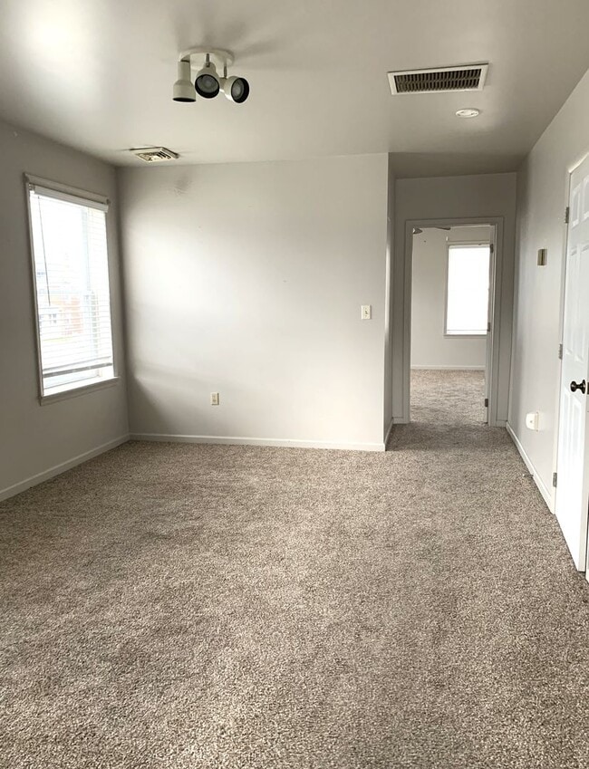 Foto del edificio - 1460 Lincoln Way E