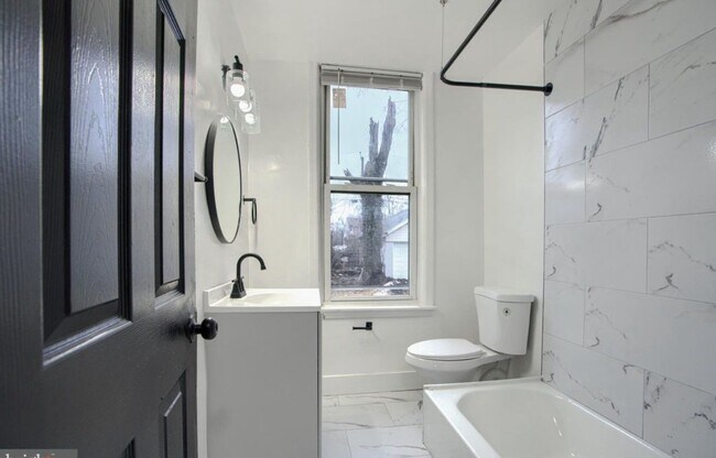 Foto del edificio - 3807 Fleetwood Ave