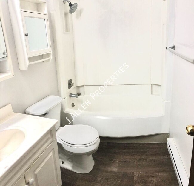 Building Photo - Spacious 2 bed