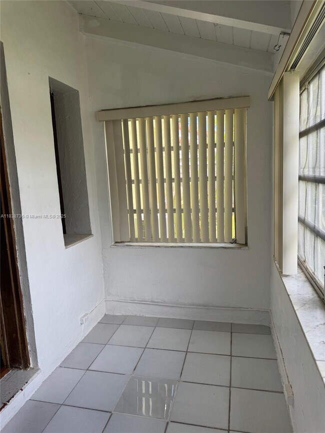 Foto del edificio - 671 NE 87th St
