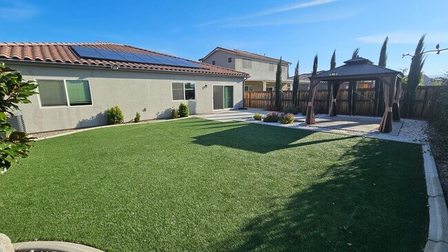 Foto del edificio - Modern 4 Bedroom Home in City in the Hills