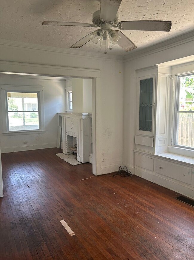 Building Photo - Spacious 5-Bed, 2-Bath Single-Family Home ...