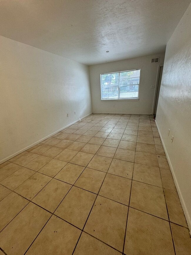 Building Photo - Charming 2-Bedroom, 1.5-Bathroom Townhouse...