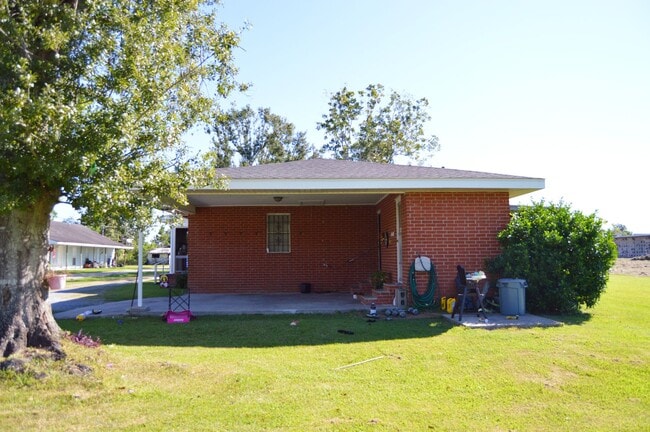 Building Photo - Spacious 3 bedroom 2 bath
