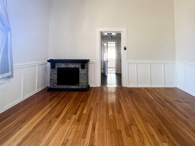 Building Photo - Beautiful 1000 Square Foot Home in The Hea...