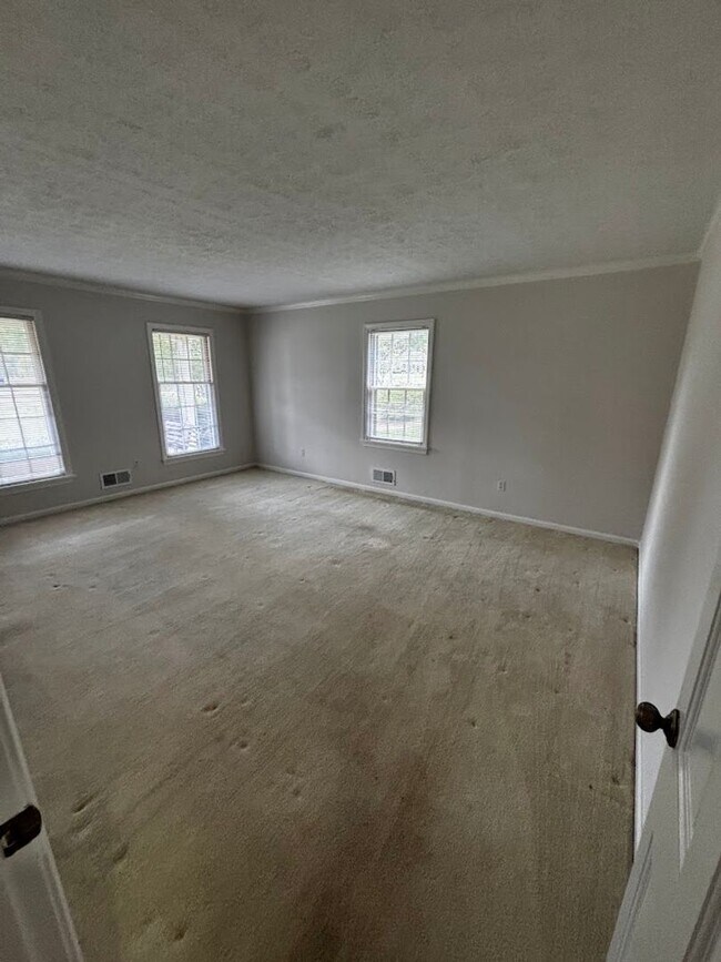 Foto del edificio - Large 4 Bedroom 2 Bath Home