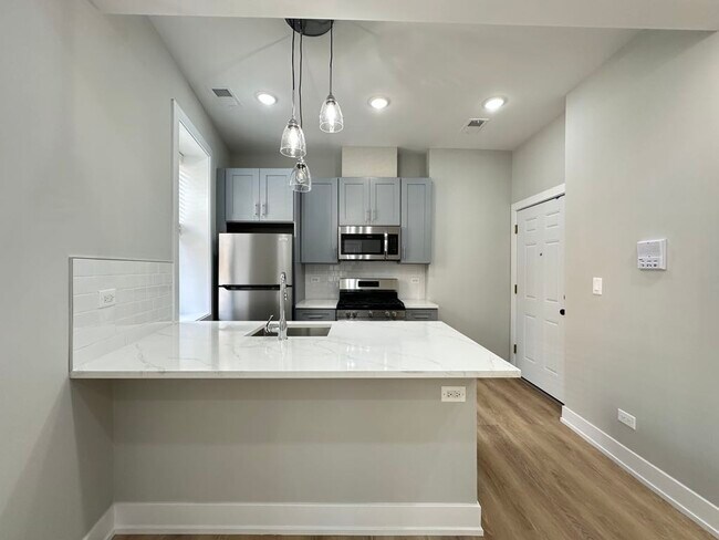 Building Photo - 437 W Belden Ave