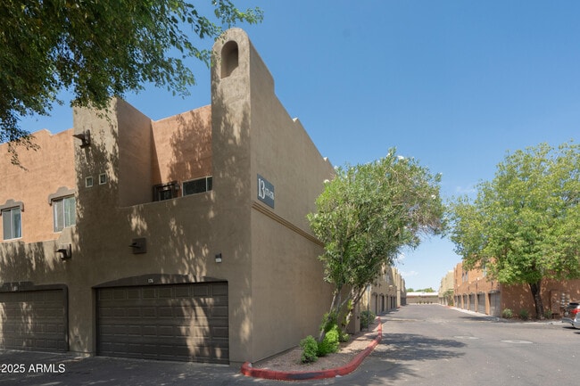Building Photo - 1718 W Colter St