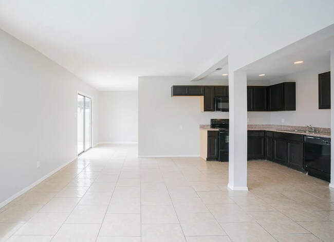 Building Photo - 7915 W Pinchot Ave