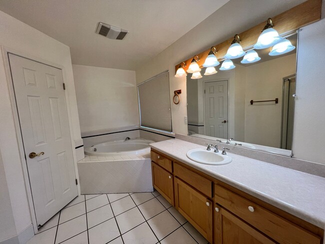 Building Photo - BEAUTIFUL Mountain Home