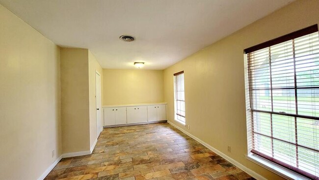 Building Photo - 2614 Tanglewood Dr