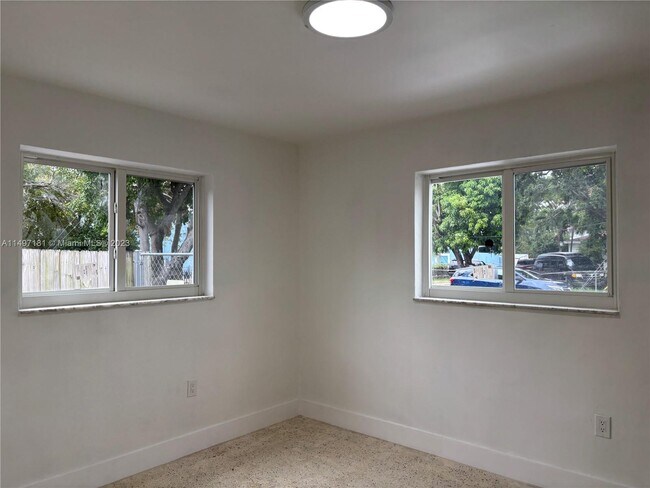 Building Photo - 711 SW 5th Ave