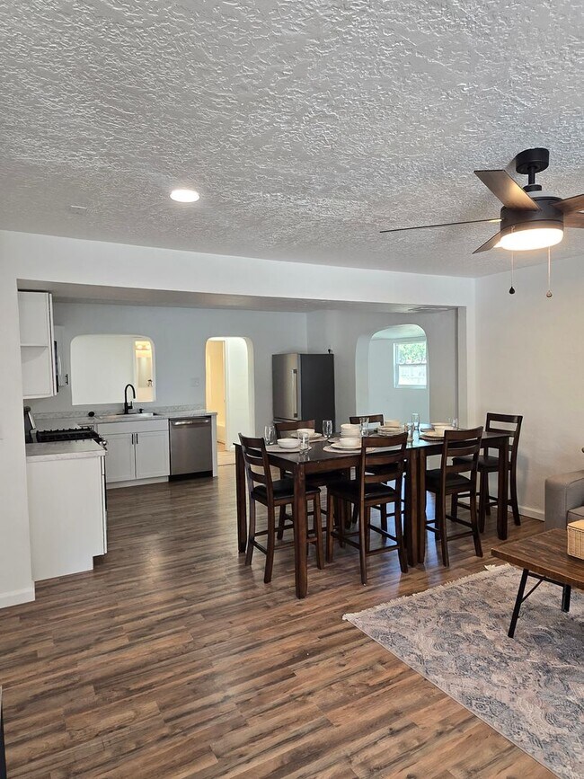 Foto del edificio - Recently updated 4 bedroom 4 bathroom house in the UNM  North Campus area!