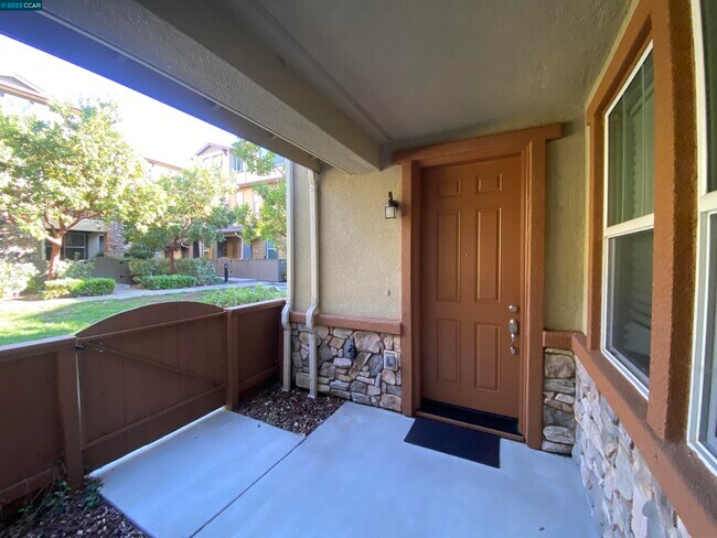 Building Photo - 702 El Paseo Cir