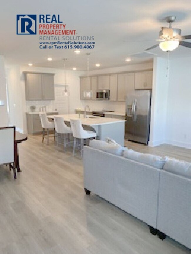 Foto del edificio - Like new 3 bd townhome in Smyrna with garage!