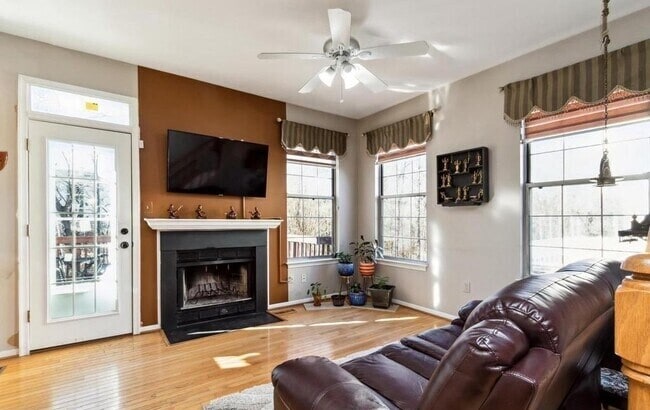 Sitting Room - 47603 Comer Sq