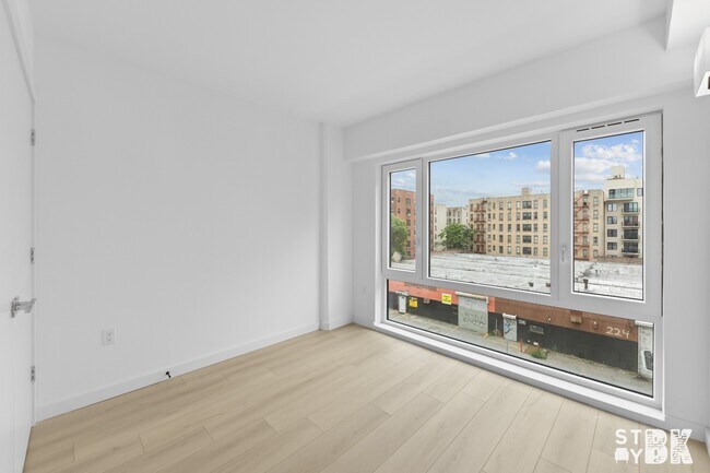 Foto del edificio - 227 Clarkson Ave