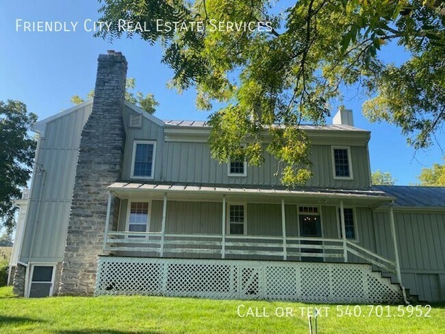 Building Photo - Move in ready ! Beautiful Farmhouse!